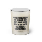 Duftkerze mit witzigen Spruch: Manche Frauen sind nur deshalb nicht Feuer und Flamme, weil sie mit einem Feuerlöscher verheiratet sind. Farbe beige und schwarz von Sassy Candle.