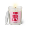 Duftkerze mit witzigem Spruch: Erdbeerkäse. Farbe rosa und pinke Schrift. Kerzenglas mit silbernem Deckel von SassyCandle.