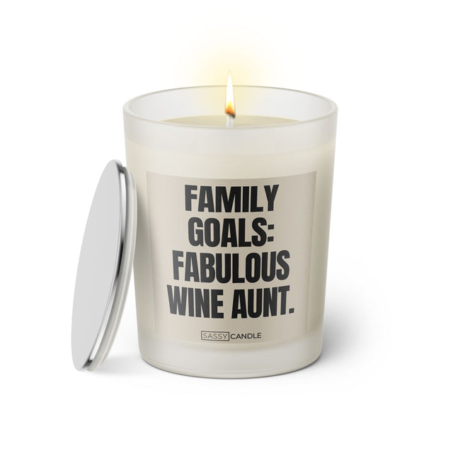 Duftkerze mit witzigen Spruch: Family Goals: Fabulous wine aunt. Farbe beige und schwarz von Sassy Candle.