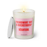 Duftkerze mit witzigem Spruch: Fremdwort mit 8 Buchstaben? Nüchtern. Farbe rosa und pinke Schrift. Kerzenglas mit silbernem Deckel von SassyCandle.