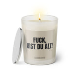 Duftkerze mit witzigem Spruch: Fuck, bist du alt. Farbe beige und schwarze Schrift. Kerzenglas mit silbernem Deckel von SassyCandle.
