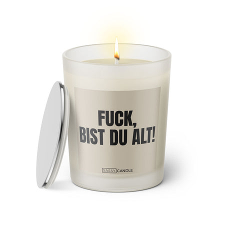 Duftkerze mit witzigem Spruch: Fuck, bist du alt. Farbe beige und schwarze Schrift. Kerzenglas mit silbernem Deckel von SassyCandle.