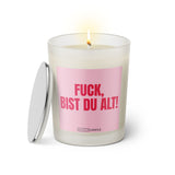Duftkerze mit witzigem Spruch: Fuck, bist du alt. Farbe rosa und pinke Schrift. Kerzenglas mit silbernem Deckel von SassyCandle.