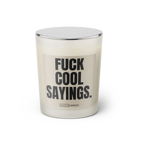  Duftkerze mit witzigem Spruch: Fuck, cool sayings. Farbe beige und schwarze Schrift. Kerzenglas mit silbernem geschlossenem Deckel von SassyCandle.