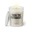 Duftkerze mit witzigem Spruch: Fuck the patriachy. Farbe beige und schwarze Schrift. Kerzenglas mit silbernem Deckel von SassyCandle.