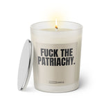 Duftkerze mit witzigem Spruch: Fuck the patriachy. Farbe beige und schwarze Schrift. Kerzenglas mit silbernem Deckel von SassyCandle.