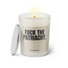 Duftkerze mit witzigem Spruch: Fuck the patriachy. Farbe beige und schwarze Schrift. Kerzenglas mit silbernem Deckel von SassyCandle.