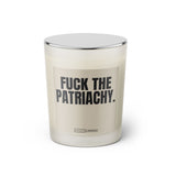 Duftkerze mit witzigem Spruch: Fuck the patriachy. Farbe beige und schwarze Schrift. Kerzenglas mit silbernem geschlossenem Deckel von SassyCandle.
