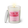 Duftkerze mit witzigem Spruch: Fuck the patriachy. Farbe rosa und pinke Schrift. Kerzenglas mit silbernem Deckel von SassyCandle.