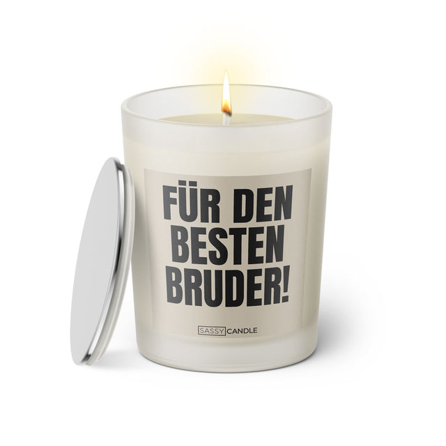 Duftkerze mit witzigem Spruch: Für den besten Bruder! Farbe beige und schwarze Schrift. Kerzenglas mit silbernem Deckel von SassyCandle.