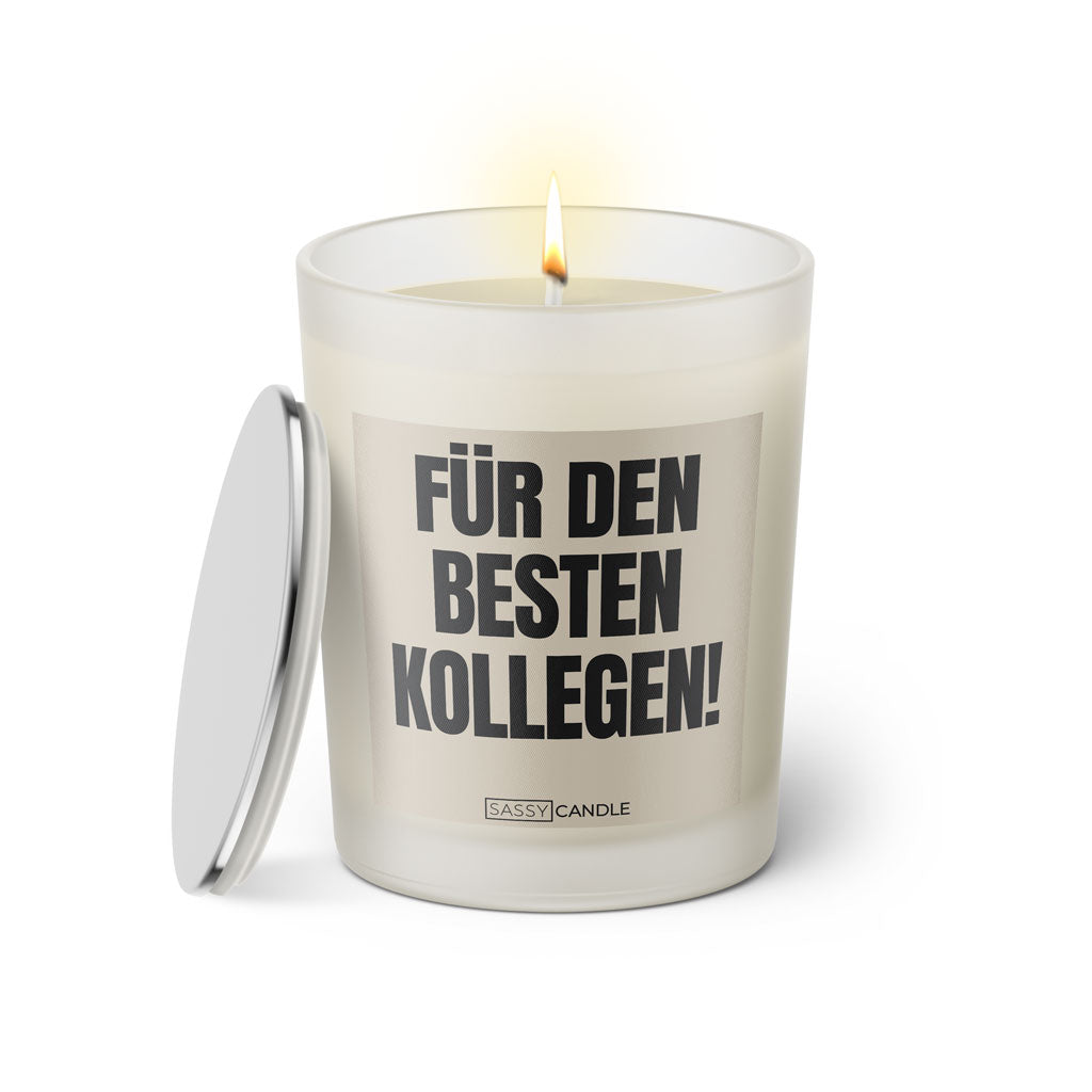 Duftkerze mit witzigem Spruch: Für den besten Kollegen. Farbe beige und schwarze Schrift. Kerzenglas mit silbernem Deckel von SassyCandle.