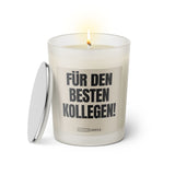 Duftkerze mit witzigem Spruch: Für den besten Kollegen. Farbe beige und schwarze Schrift. Kerzenglas mit silbernem Deckel von SassyCandle.