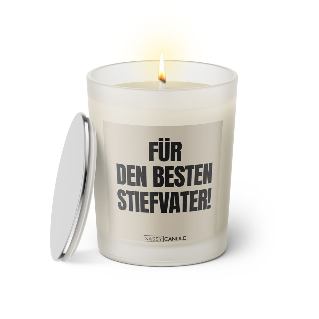 Duftkerze mit witzigem Spruch: Für den besten Stiefvater! Farbe beige und schwarze Schrift. Kerzenglas mit silbernem Deckel von SassyCandle.