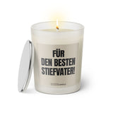 Duftkerze mit witzigem Spruch: Für den besten Stiefvater! Farbe beige und schwarze Schrift. Kerzenglas mit silbernem Deckel von SassyCandle.
