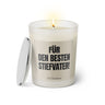 Duftkerze mit witzigem Spruch: Für den besten Stiefvater! Farbe beige und schwarze Schrift. Kerzenglas mit silbernem Deckel von SassyCandle.