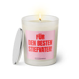 Duftkerze mit witzigem Spruch: Für den besten Stiefvater! Farbe rosa und pinke Schrift. Kerzenglas mit silbernem Deckel von SassyCandle.