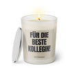 Duftkerze mit witzigem Spruch: Für die beste Kollegin. Farbe beige und schwarze Schrift. Kerzenglas mit silbernem Deckel von SassyCandle.