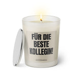 Duftkerze mit witzigem Spruch: Für die beste Kollegin. Farbe beige und schwarze Schrift. Kerzenglas mit silbernem Deckel von SassyCandle.