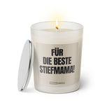 Duftkerze mit witzigem Spruch: Für den die beste Stiefmama! Farbe beige und schwarze Schrift. Kerzenglas mit silbernem Deckel von SassyCandle.