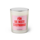 Duftkerze mit witzigem Spruch: Für den die beste Stiefmama! Farbe rosa und pinke Schrift. Kerzenglas mit silbernem geschlossenem Deckel von SassyCandle.