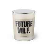 Duftkerze mit witzigem Spruch: Future MILF. Farbe beige und schwarze Schrift. Kerzenglas mit silbernem geschlossnem Deckel von SassyCandle.