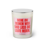 Duftkerze mit witzigen Spruch: Gehe du deinen Weg und lass die Leute reden. Farbe rosa und pink von Sassy Candle.