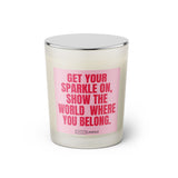 Duftkerze mit witzigem Spruch: Get your sparkle on. Show the world where you belong. Farbe rosa und pinke Schrift. Kerzenglas mit silbernem geschlossenem Deckel von SassyCandle.