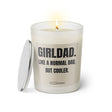 Duftkerze mit witzigem Spruch: Girldad. Like a normal Dad, but cooler. Farbe beige und schwarze Schrift. Kerzenglas mit silbernem Deckel von SassyCandle.