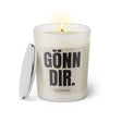  Duftkerze mit witzigem Spruch: Gönn dir. Farbe beige und schwarze Schrift. Kerzenglas mit silbernem Deckel von SassyCandle.