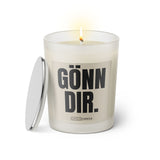  Duftkerze mit witzigem Spruch: Gönn dir. Farbe beige und schwarze Schrift. Kerzenglas mit silbernem Deckel von SassyCandle.
