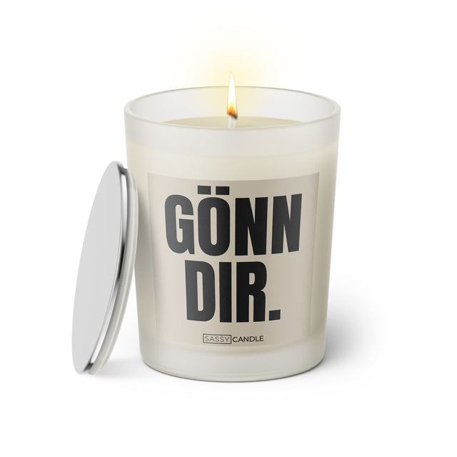  Duftkerze mit witzigem Spruch: Gönn dir. Farbe beige und schwarze Schrift. Kerzenglas mit silbernem Deckel von SassyCandle.