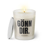  Duftkerze mit witzigem Spruch: Gönn dir. Farbe beige und schwarze Schrift. Kerzenglas mit silbernem Deckel von SassyCandle.