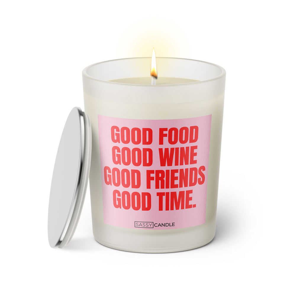 Duftkerze mit witzigen Spruch: Good food good wine good friends good time. Farbe rosa und pink von Sassy Candle.