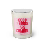 Duftkerze mit witzigem Spruch: Good things are coming. Farbe rosa und pinke Schrift. Kerzenglas mit silbernem geschlossenem Deckel von SassyCandle.