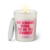Duftkerze mit witzigem Spruch: Gut gemacht Mama. Ich bin toll geworden! Farbe rosa und pinke Schrift. Kerzenglas mit silbernem Deckel von SassyCandle.