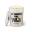 Duftkerze mit witzigem Spruch: Gut gemacht Papa, ich bin toll geworden! Farbe beige und schwarze Schrift. Kerzenglas mit silbernem Deckel von SassyCandle.