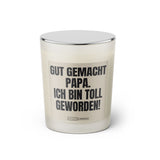 Duftkerze mit witzigem Spruch: Gut gemacht Papa, ich bin toll geworden! Farbe beige und schwarze Schrift. Kerzenglas mit silbernem geschlossenem Deckel von SassyCandle.
