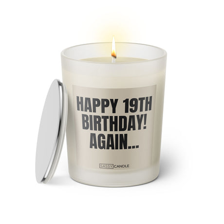 Duftkerze mit witzigem Spruch: Happy 19th Birthday! Again. Farbe beige und schwarze Schrift. Kerzenglas mit silbernem Deckel von SassyCandle.