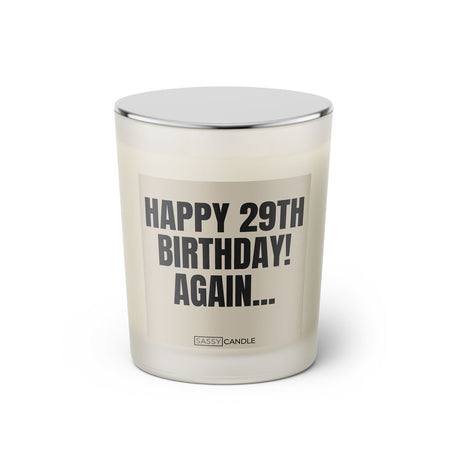 Duftkerze mit witzigem Spruch: Happy 29th Birthday! Again. Farbe beige und schwarze Schrift. Kerzenglas mit silbernem geschlossenem Deckel von SassyCandle.