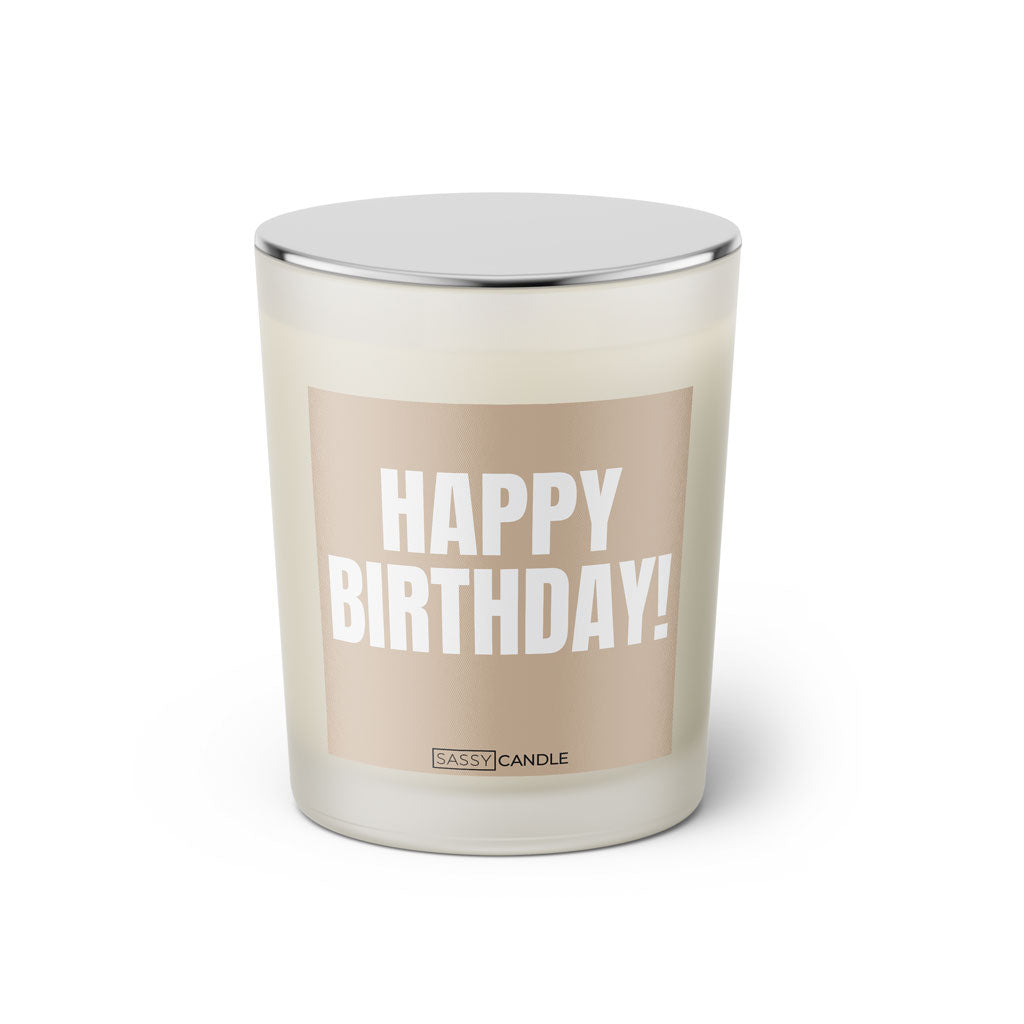 Duftkerze mit witzigem Spruch: Happy Birthday. Farbe beige und weisse Schrift. Kerzenglas mit silbernem geschlossenem Deckel von SassyCandle.