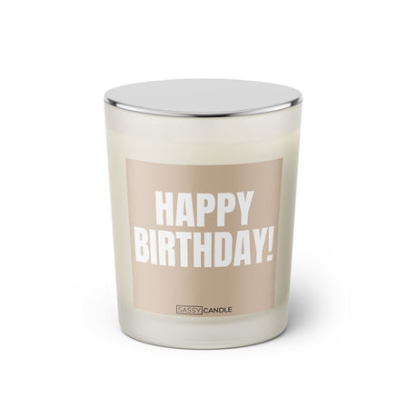 Duftkerze mit witzigem Spruch: Happy Birthday. Farbe beige und weisse Schrift. Kerzenglas mit silbernem geschlossenem Deckel von SassyCandle.