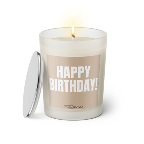 Duftkerze mit witzigem Spruch: Happy Birthday. Farbe beige und weisse Schrift. Kerzenglas mit silbernem Deckel von SassyCandle.