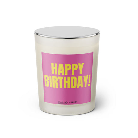 Duftkerze mit witzigem Spruch: Happy Birthday! Farbe pink und gelb Schrift. Kerzenglas mit silbernem geschlossenem Deckel von SassyCandle.