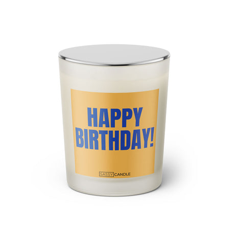 Duftkerze mit witzigem Spruch: Happy Birthday! Farbe mokka und blau Schrift. Kerzenglas mit silbernem geschlossenem Deckel von SassyCandle.