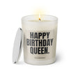  Duftkerze mit witzigem Spruch. Happy Birthday Queen. Farbe beige und schwarze Schrift. Kerzenglas mit silbernem Deckel von SassyCandle.