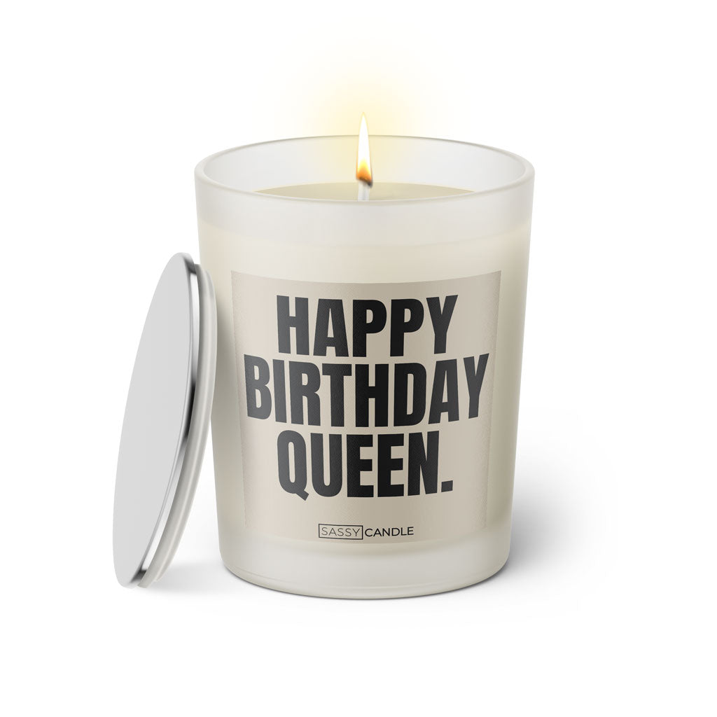  Duftkerze mit witzigem Spruch. Happy Birthday Queen. Farbe beige und schwarze Schrift. Kerzenglas mit silbernem Deckel von SassyCandle.
