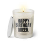  Duftkerze mit witzigem Spruch. Happy Birthday Queen. Farbe beige und schwarze Schrift. Kerzenglas mit silbernem Deckel von SassyCandle.