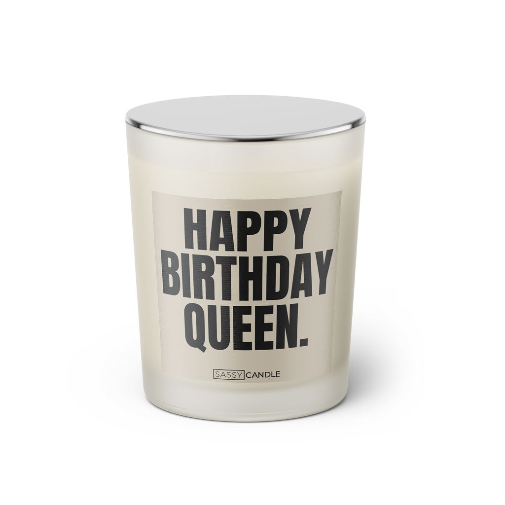  Duftkerze mit witzigem Spruch. Happy Birthday Queen. Farbe beige und schwarze Schrift. Kerzenglas mit geschlossenem silbernem Deckel von SassyCandle.