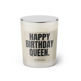  Duftkerze mit witzigem Spruch. Happy Birthday Queen. Farbe beige und schwarze Schrift. Kerzenglas mit geschlossenem silbernem Deckel von SassyCandle.