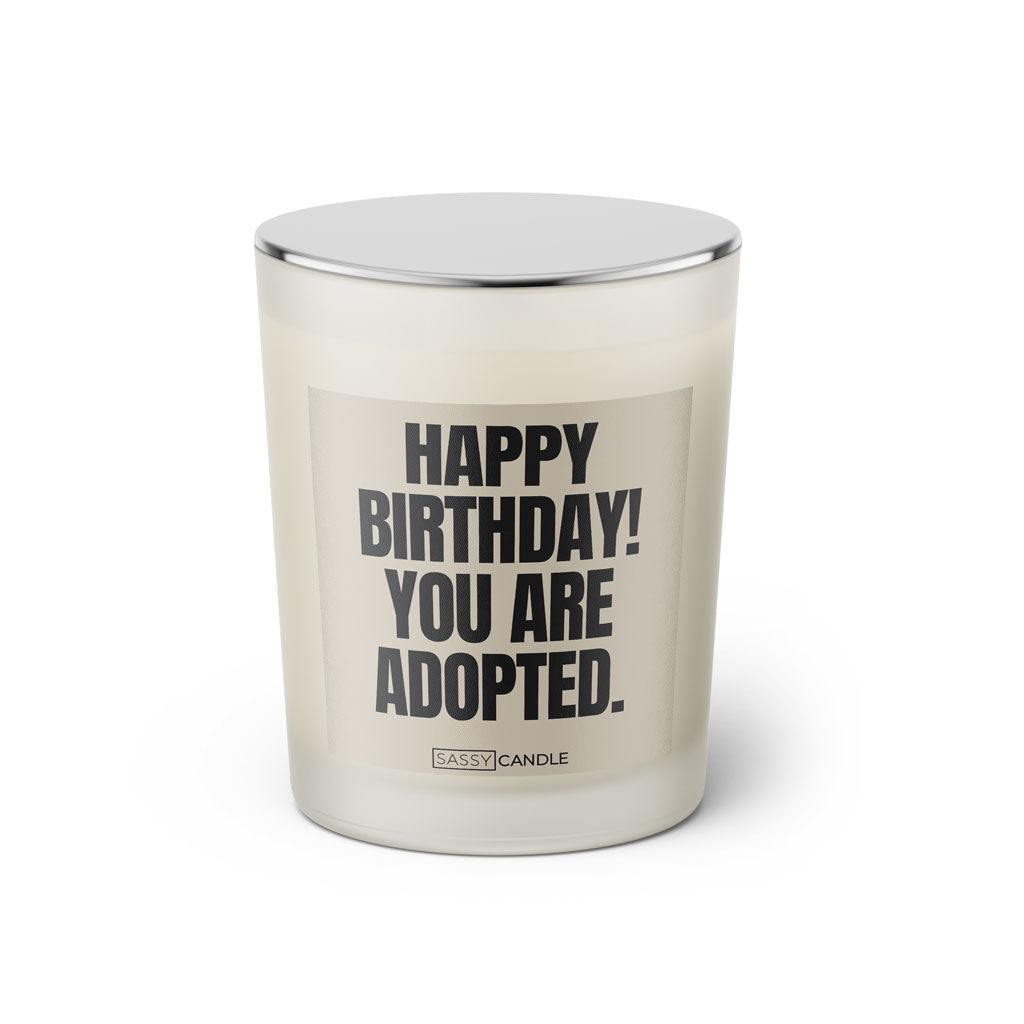 Duftkerze mit witzigen Spruch: Happy Birthday! You are adopted. Farbe beige und schwarz von Sassy Candle.